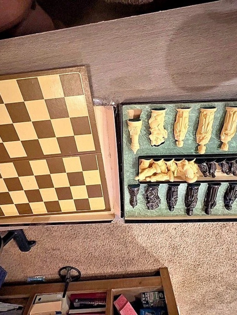 E.S. Lowe Renaissance Chessmen Chess Set Brown & Cream - Picture 5 of 6